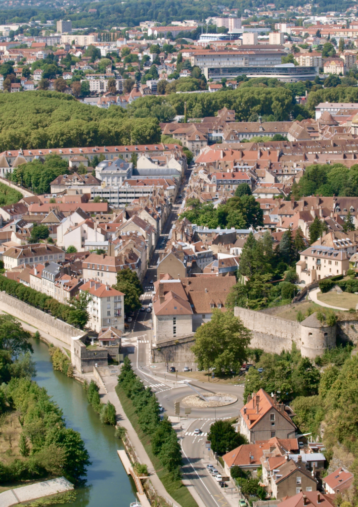 Photo de la ville de Besançon. Lieu où l'histoire de l'entreprise à commencé. conseil en cession et acquisition